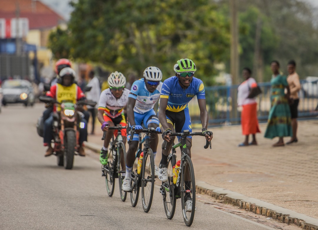 Samuel Mugisha yanyuzagamo akayobora abo basiganwaga