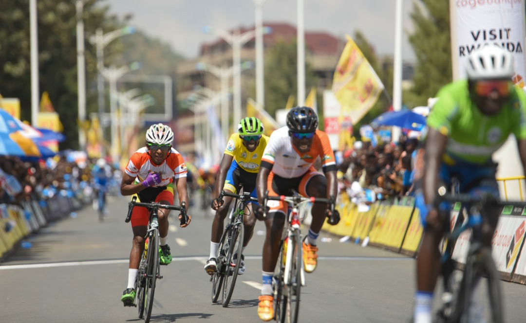 Samuel Mugisha (wambaye umuhondo) amaze gukundwa na benshi kubera uburyo ahora yisekera. Uyu munsi yakomeje kugumana Umwenda w'Umuhondo