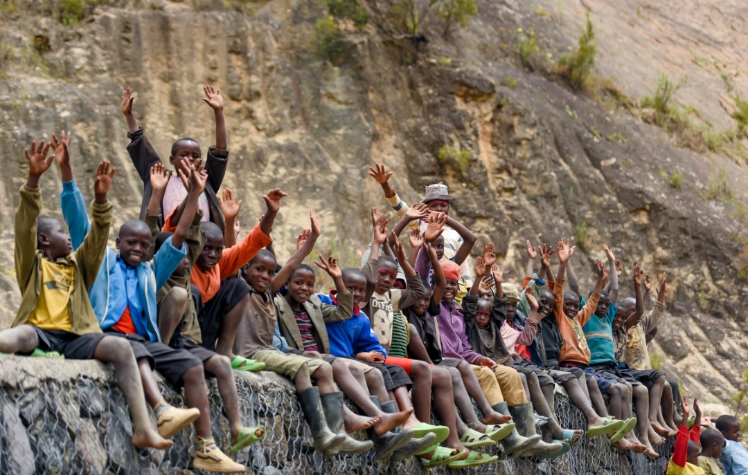 Abana baba buzuye ku mihanda baje kureba uko abanyamagare bitwara