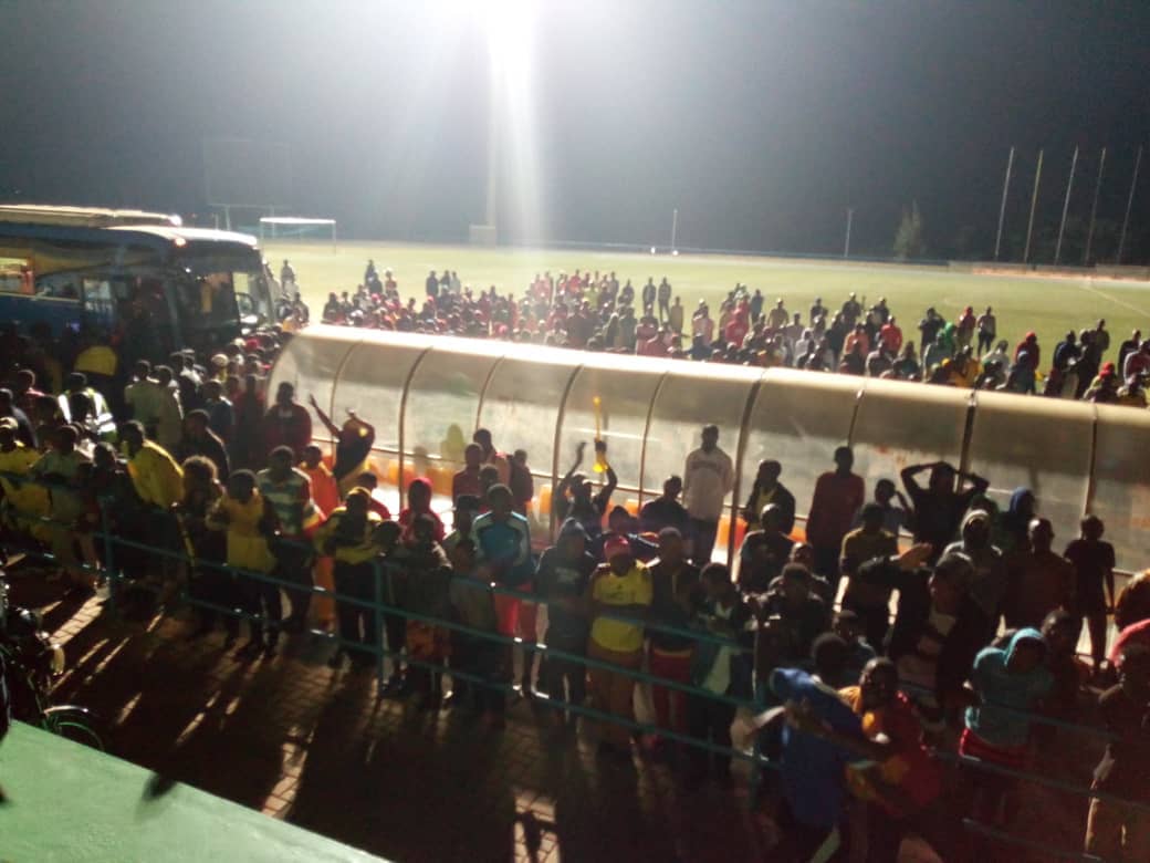 Abafana bashagaye bisi yazanye abakinnyi ba Mukura nyuma yo kwegukana igikombe