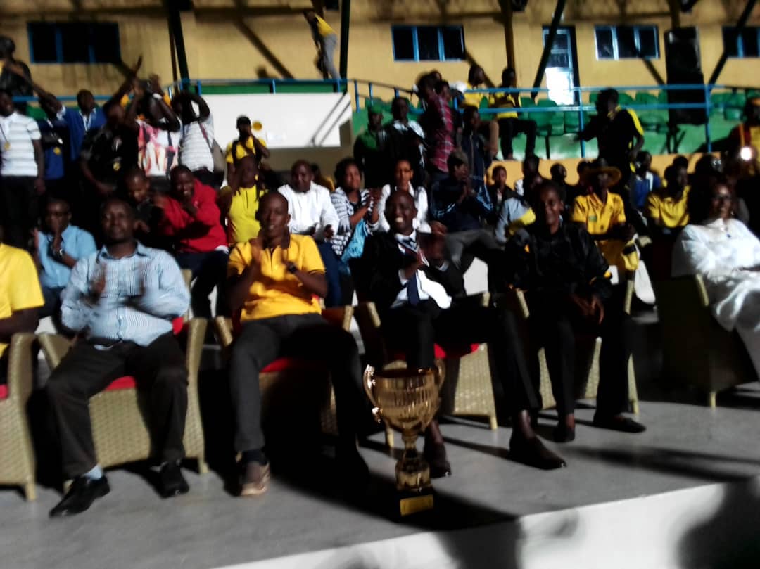 Umuyobozi w'Akarere ka Huye, Sebutege Ange (wambaye umuhondo) yari yaje gushyigikira Mukura