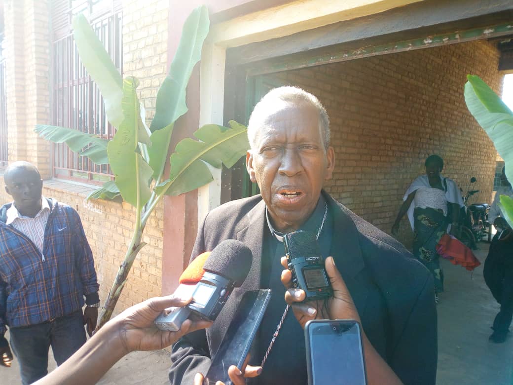 Musenyeri Mbonyintege Smaragde, umushumba wa Diyosezi ya Kabgayi nawe yitabiriye amatora