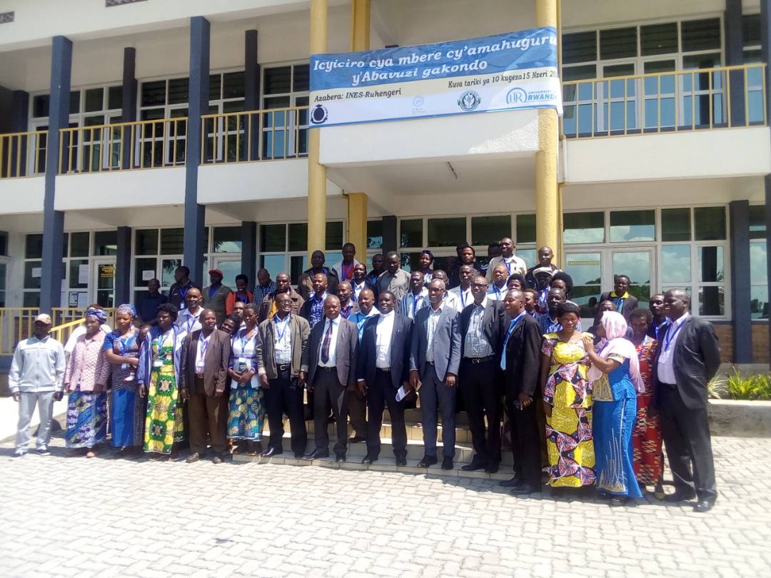 Abavuzi gakondo bateraniye mu Karere ka Musanze mu nama yiga ku buvuzi