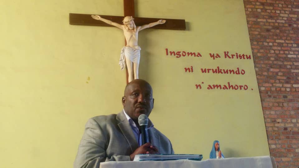 Prof Jean Pierre Dusingizemungu yifuza ko n'abarimu n'abapadiri ndetse n'abaganga basaba imbabazi