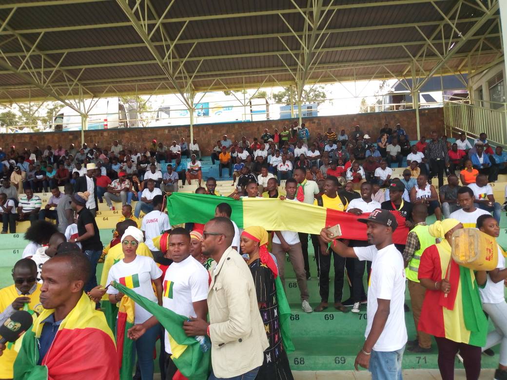 Abafana ba Guinea bagerageje kuririmba indirimbo yabo imaze kubura ariko amajwi yabo ababana magufi