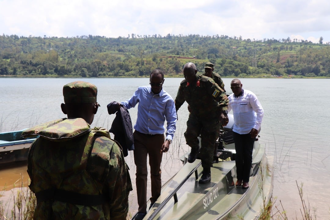 Dr Isaac Munyakazi, Guverineri Munyantwari Alphonse n'ababaherekeje bajya gusura ibikorwa by'uburezi ku Nkombo