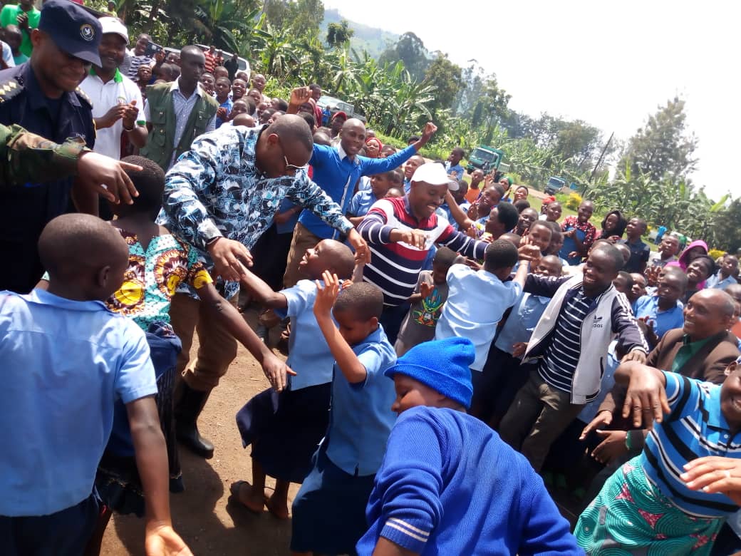 Uyu mwana yanyuze benshi mu mudiho anahiga bagenzi be