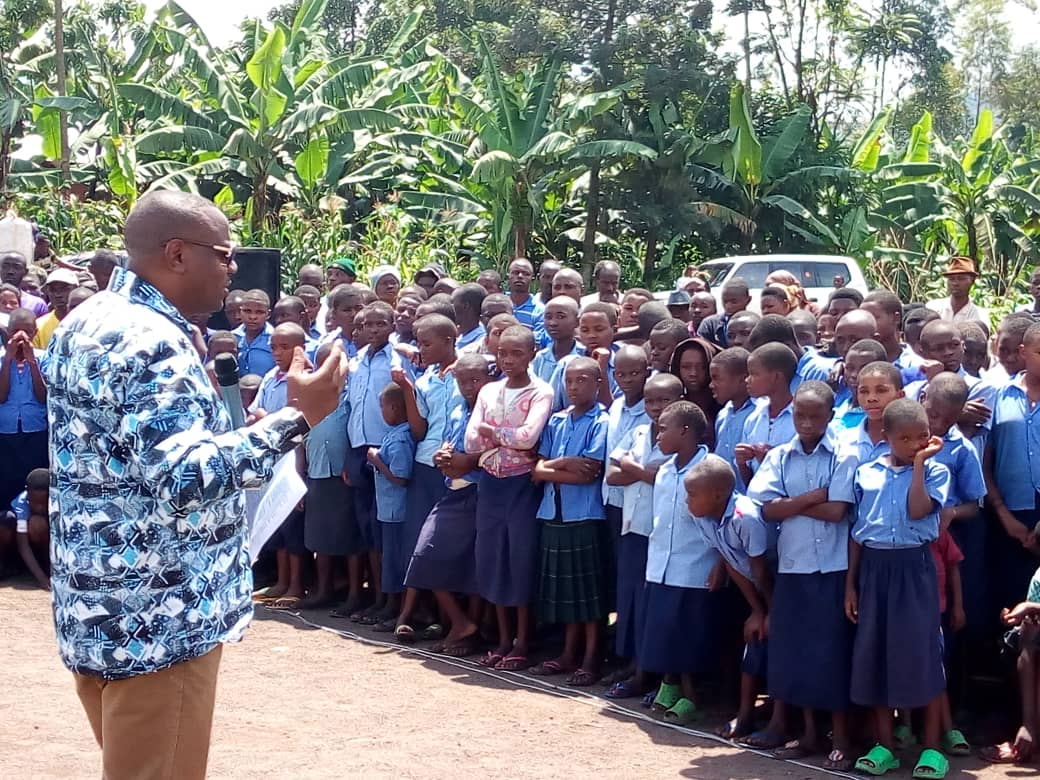 Abana babahaye impanuro zo kwirinda ibiyobyabwenge, no gushyira imbaraga mu ishuri kuko ari wo murage mwiza uzabageza kure