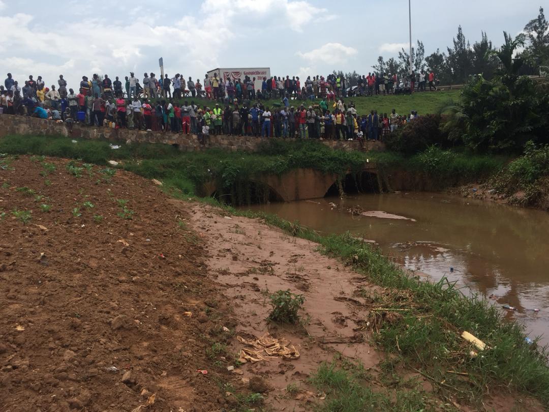 Abantu bari bahuruye ari benshi bababajwe n'ibyo urwo ruhinja rwakorewe