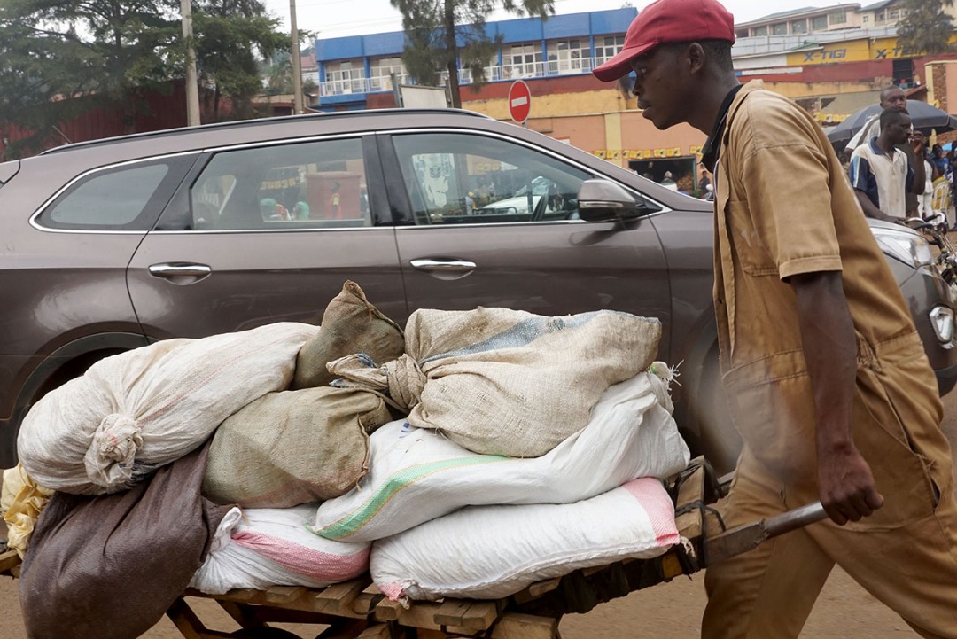 Uwo we ati "Bajye kurya ayo bakoreye nsigare nkorera andi"