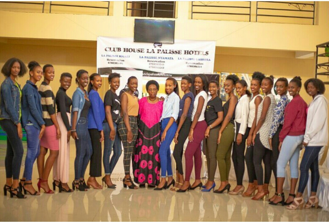 Abakobwa iyo batari buve muri hotel biyambarira uko babyumva. Ahari bari bamaze kuganirizwa ku muco