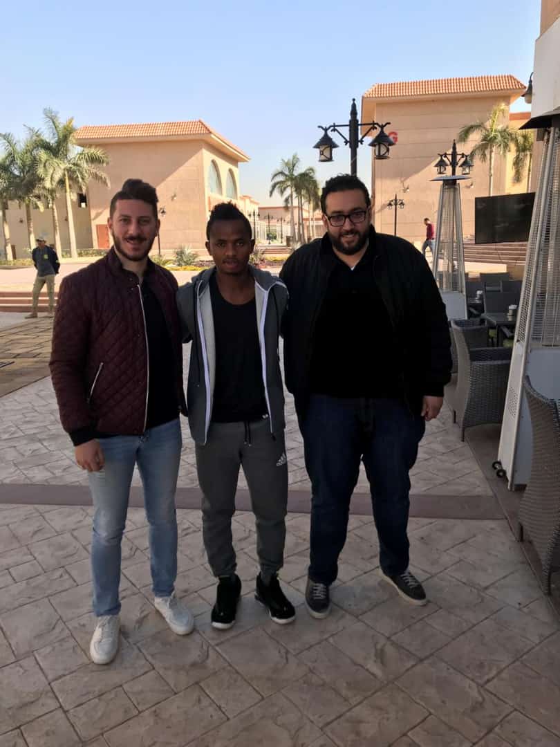 Muhire Kevin ari kumwe n'abamufashije kubona ikipe