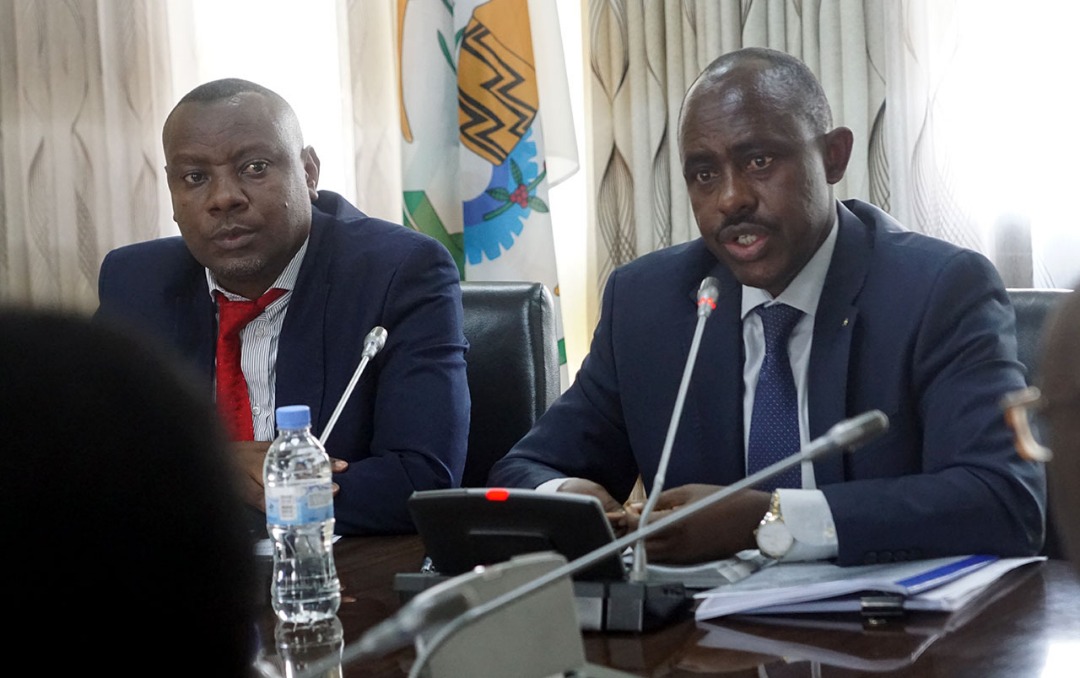 Minisitiri Dr Eugene Mutimura na n'umunyamabanga wa leta Dr Isaac Munyakazi