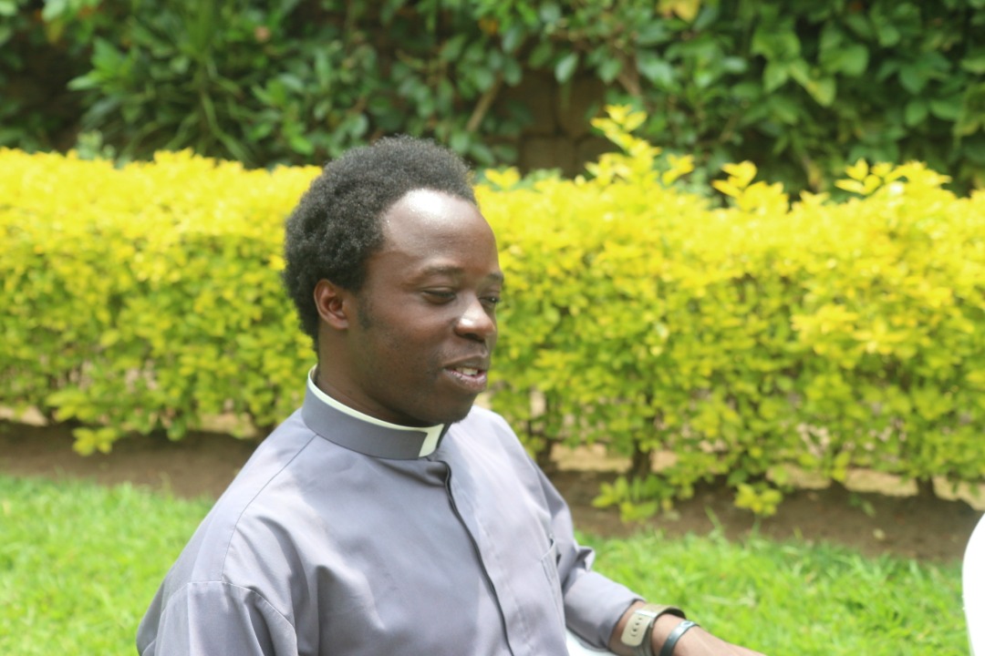 Padiri Jean François Uwimana amenyerewemu ndirimbo z