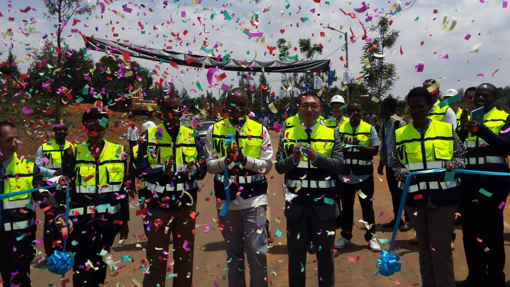 Ubwo hafungurwaga ku mugaragaro imirimo yo kwagura uyu muhanda