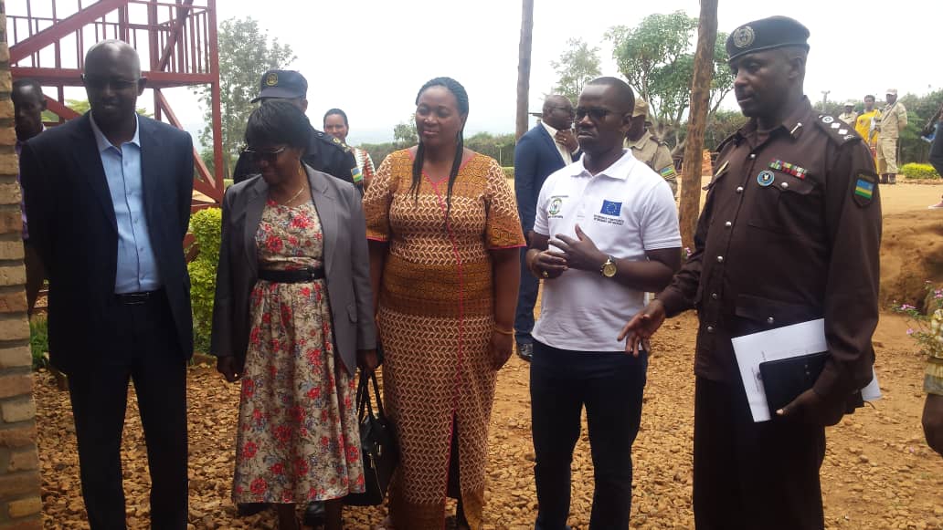 Umuyobozi wa gereza y'abana asobanurira abayobozi imiterere ya gereza n'ibihakorerwa.