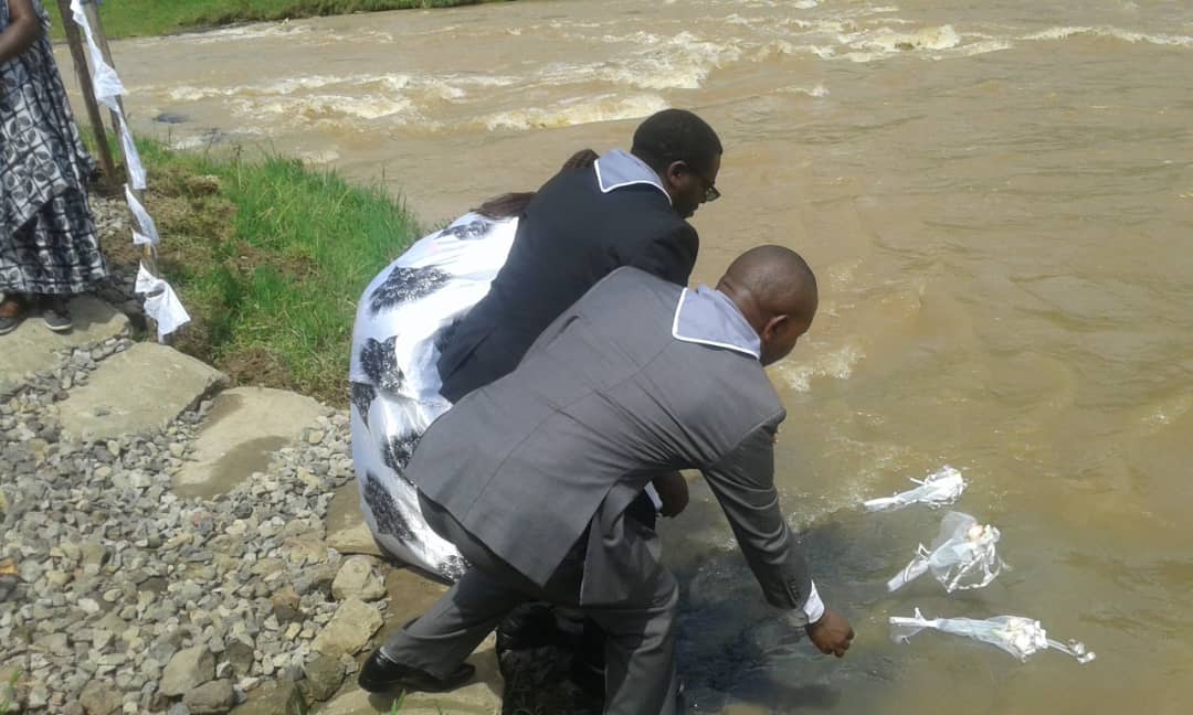 Nzamwita Deogratias umuyobozi w'akarere ka Gakenke na ba Visi Meya bashyira indabo ku nkengero z'umugezi