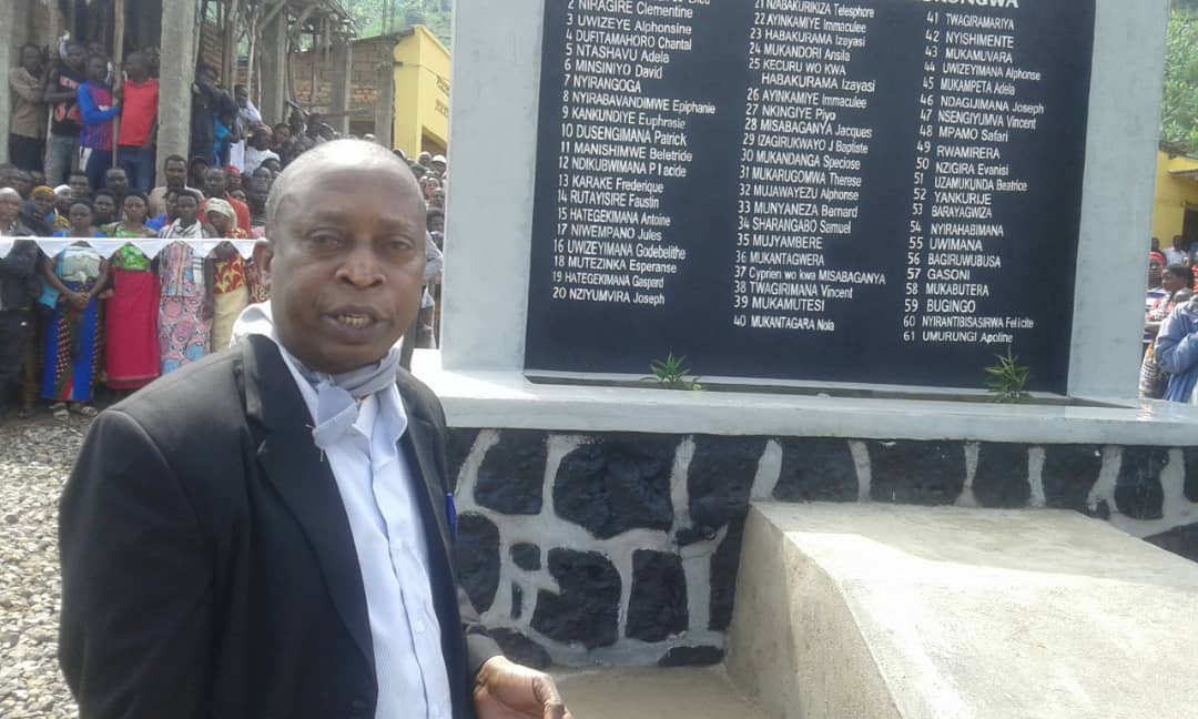 Ndengimana Alfred yishimira urwibutso rwubatswe rwandikwaho amazina y'Abatutsi baroshywe mu ruzi rwa Mukungwa