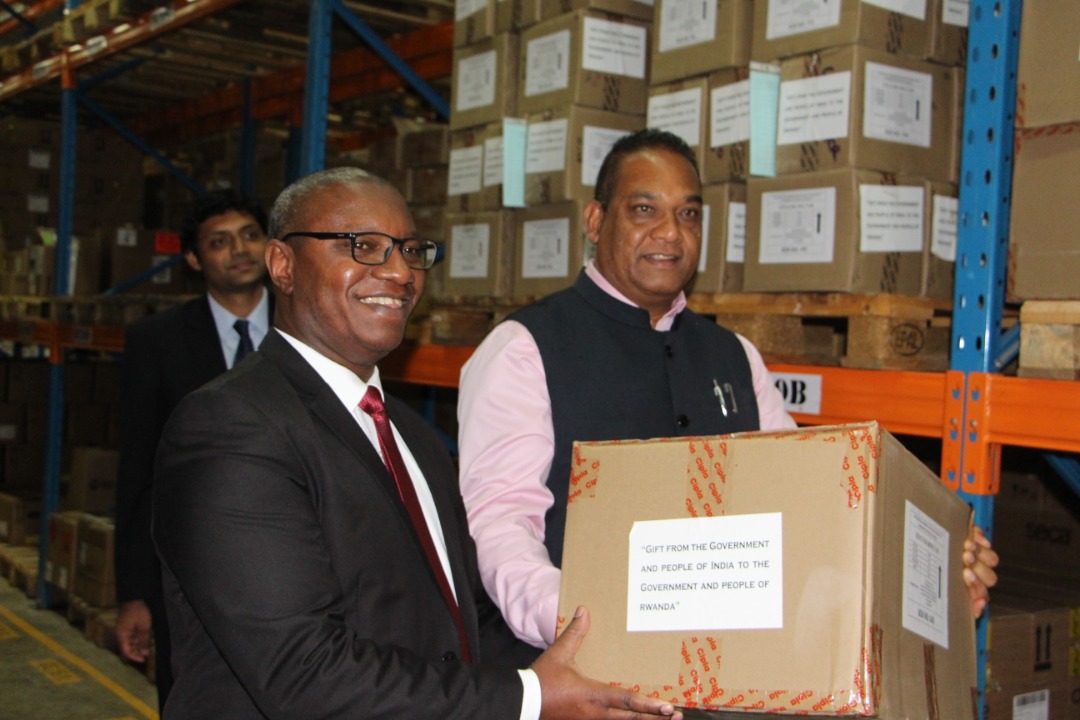 Dr Patrick Ndimubanzi umunyamabanga wa Leta muri MINISANTE yakira imiti yatanzwe na ambasaderi Kerkejta w