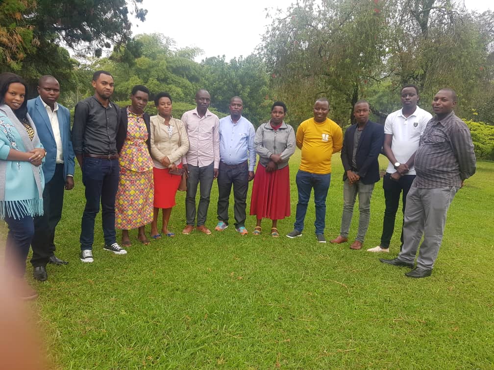 Uwitije (wambaye umupira w'umuhondo) hamwe n'abakozi be