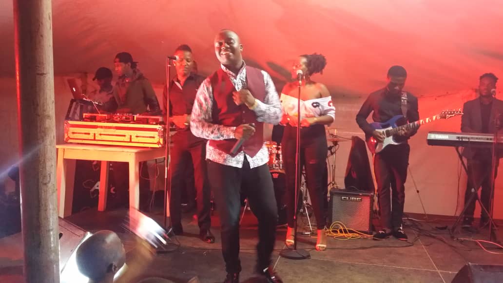 King James afatanya n'abana kuririmba zimwe mu ndirimbo ze