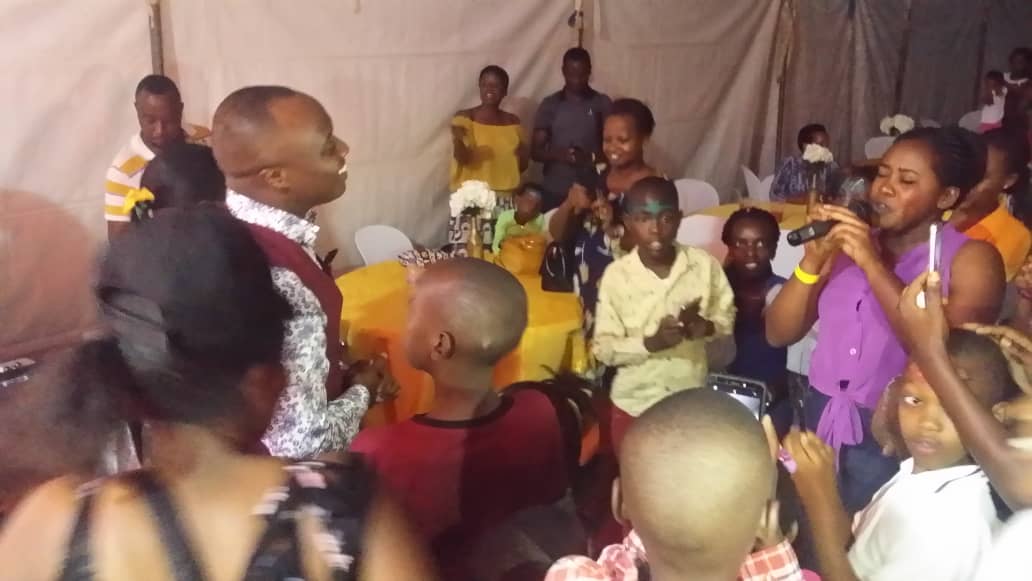 Bamwe mu babyeyi nabo bafatanyije na King James kuririmba