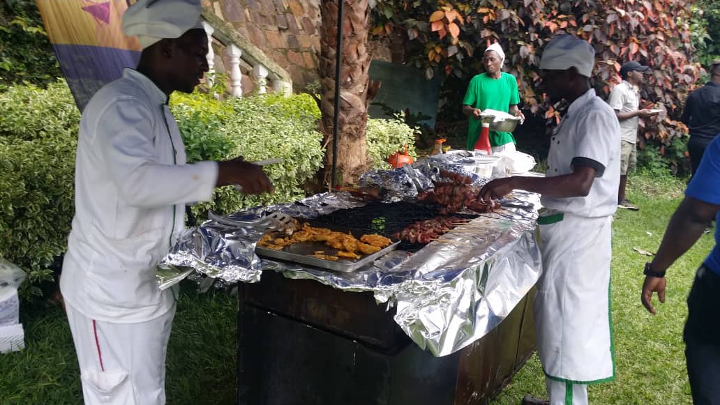 Aba bo barimo bategurira abakunda brochettes icyo bakunda