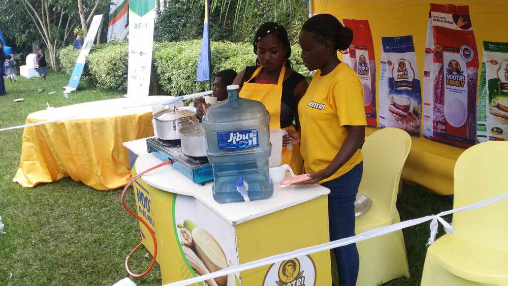 Aba barimo barerekana uburyo igikoma Nootri Family gitegurwa ubundi kigahita kigaburwa nta na kimwe umuntu yongeyemo