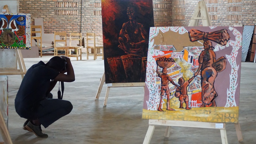 Umwe mu banyeshuri ashyira mu bikorwa ibyo amaze amezi abiri yiga