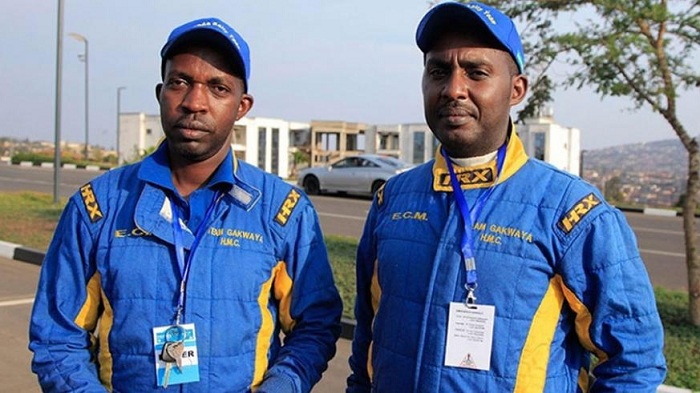 Jean Claude Gakwaya (ibumoso) na Mugabo Jean Claude umufasha gutwara imodoka