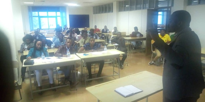 Abanyeshuri bitabira ibi biganiro bashima ko bibafasha kwiyungura ubumenyi bagatinyuka no kuvugira mu ruhame