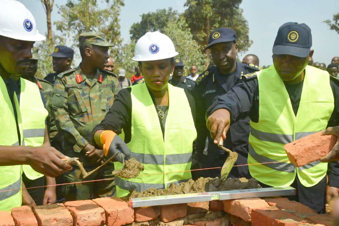 uhereye ibumoso, Guverineri Mufurukye, Minisitiri Rwanyindo na DIGP Marizamunda batangiza ukwezi kw'ibikorwa bya polisi mu karere ka Ngoma 