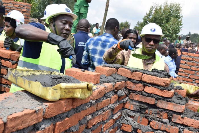Guverineri Gatabazi n'umunyamabanga wa Leta muri Minisante Ndimubanzi batangiza ukwezi kwahariwe ibikorwa bya Polisi mu Majyaruguru