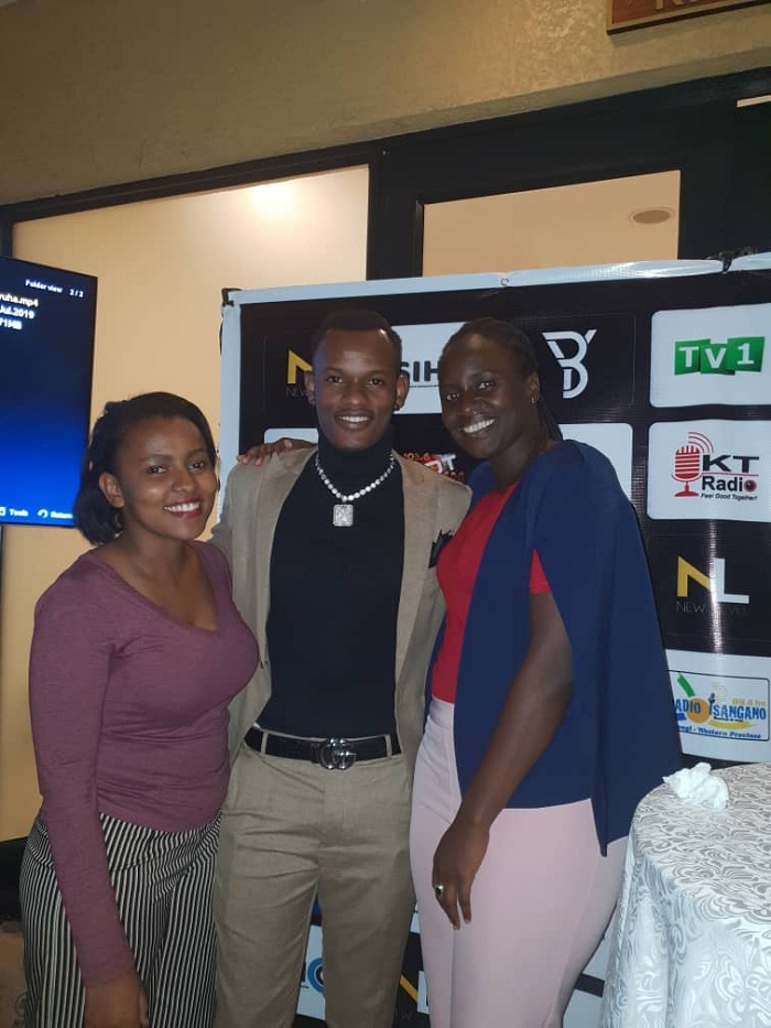 Yvan Buravan n'abanyamakuru ba Kigali Today, Ines Nyinawumuntu (iburyo) na Kamanzi Natasha (ibumoso) bafashe ifoto y'urwibutso