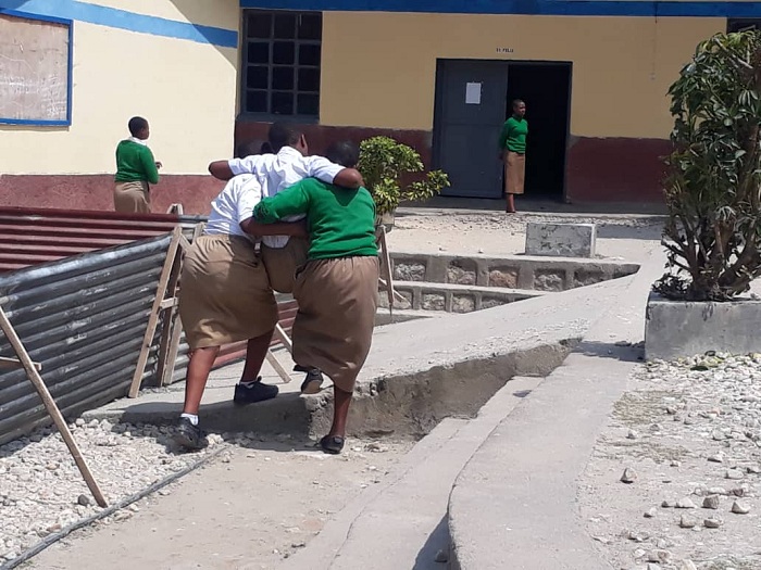 Muri GS Rambura naho barwaye indwara imwe mu gihe kimwe na NEGA, bagenzi babo bakajya bagenda babateruye