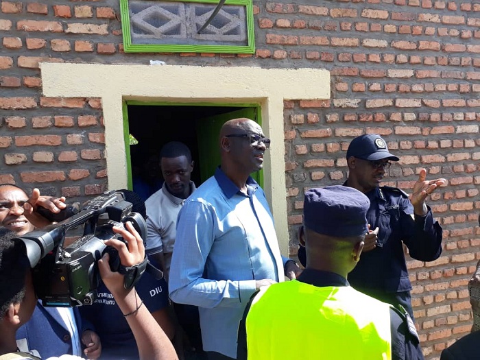 Minisitiri Busingye ashyikiriza umuturage inzu yubakiwe na Police