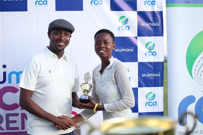 Charles Habba watangije Cricket mu Rwanda ahemba umukinnyi witwaye neza