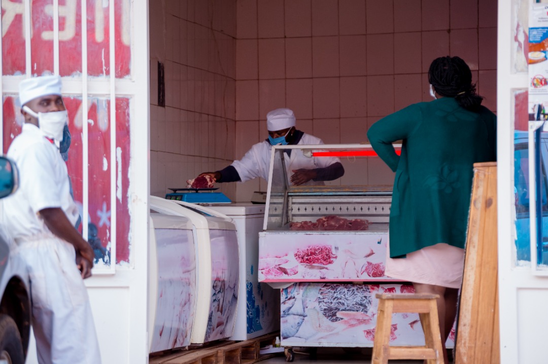 Ayo nari nsigaranye ngiye kuyagura akanyama, dore baturekuye ku wa mbere nzabona andi