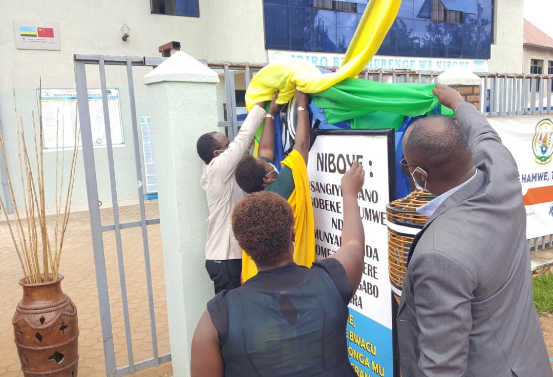 Abayobozi bari bitabiriye uyu muhango bataha Ikirango cy'Ubumwe n'Ubwiyunge