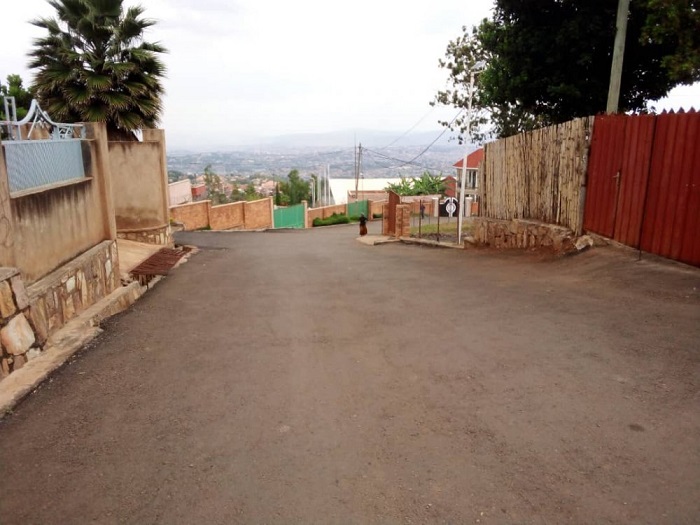 Abaturage mu Murenge wa Remera/Kigali bashyize hamwe ubushobozi biyubakira umuhanda wa kaburimbo