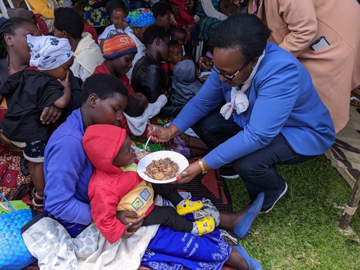 Muri iki gikorwa ababyeyi beretswe urugero rw'uburyo umwana agaburirwa amafunguro agizwe n'indyo yuzuye mu kubungabunga imikurire ye