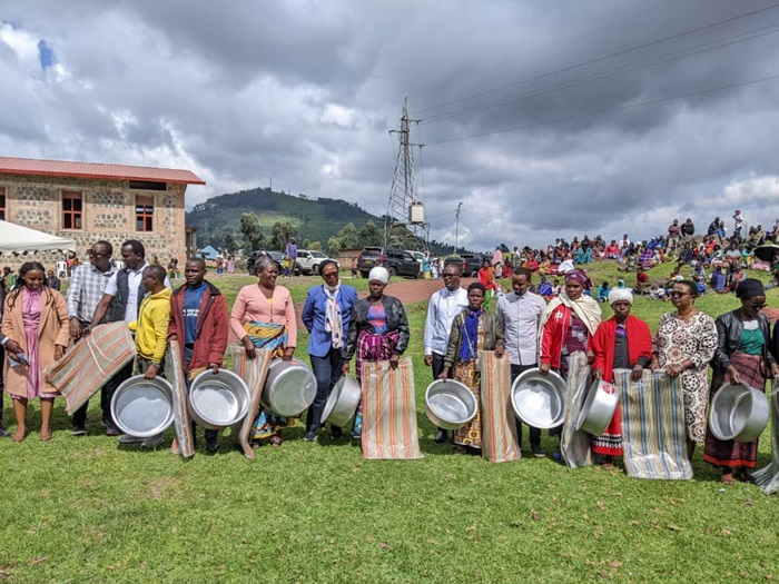 Abayobora Ingo mbonezamikurire zo ku rwego rw'Imidugudu bahawe ibikoresho byifashishwa mu kwita ku bana babirererwamo