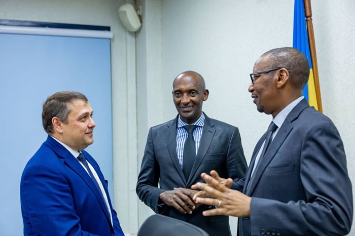 Guverineri wa Banki Nkuru y'u Rwanda John Rwangombwa, Richard Tushabe Umunyamabanga wa Leta muri MINECOFIN hamwe naa Ruben Atoyan uhagarariye itsinda rya IMF