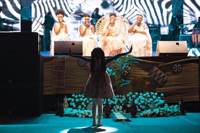 Kayirebwa acyanzika, haserutse umwana muto wabonaga ko yizihiwe maze atangira kubyina