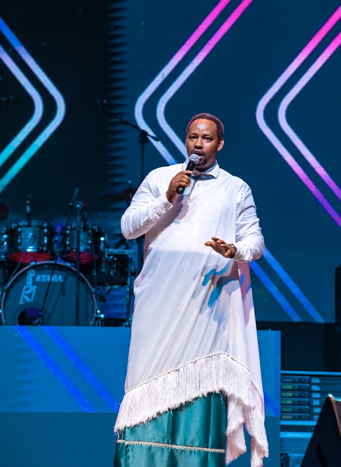 Basile Uwimana ni we wayoboye iki gitaramo cyari gifite uburyohe buhebuje