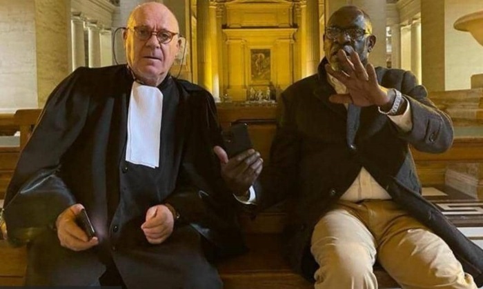 Séraphin Twahirwa uri i iburyo wambaye ipantaro ya Kaki