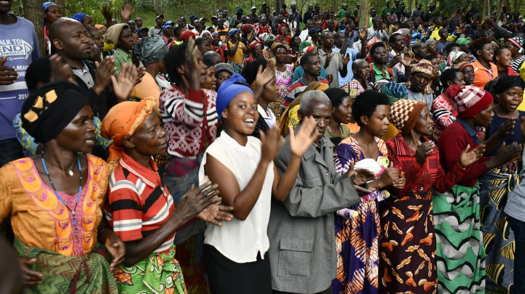 Abaturage bagaragaje ibyishimo nyuma y'uko Umurenge wabo wegukanye igihembo