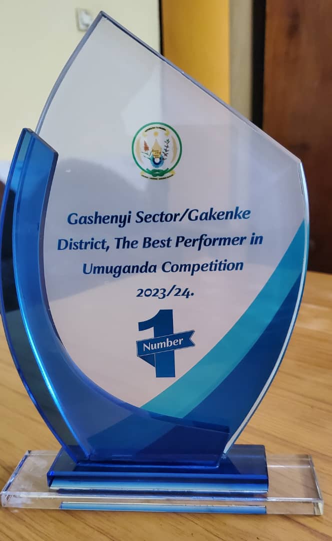 Umurenge wa Gashenyi niwo wegukanye igikombe cy'indashyikirwa mu bikorwa by'umuganda rusange