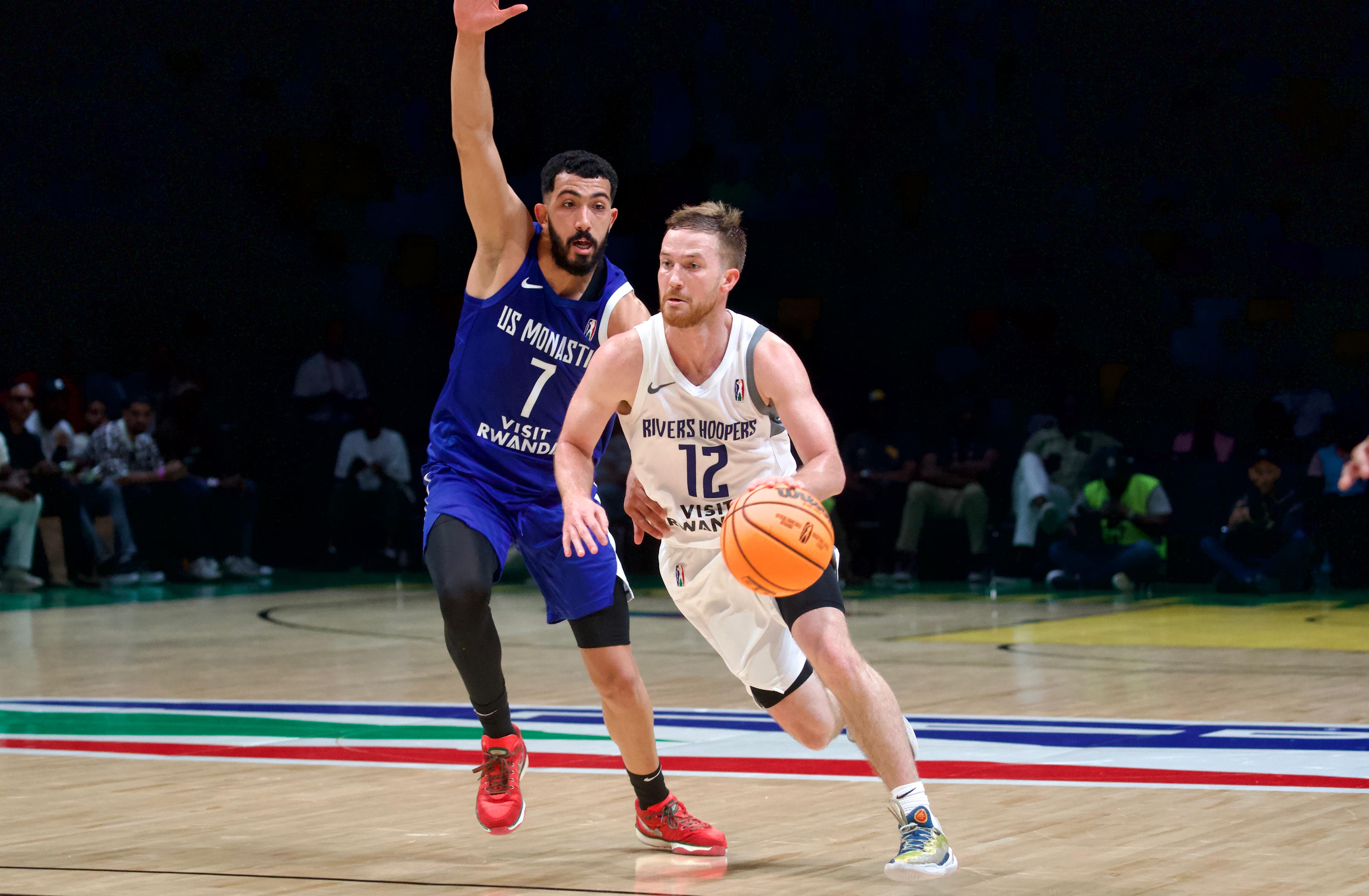 William Perry usanzwe akinira Patriots BBC yafashije Rivers Hoopers gutsinda US Monastir atsinda amanota 33 anakina umukino wose nta munota numwe avuye mu kibuga