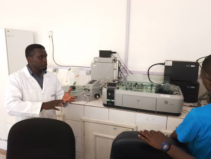 Muri Laboratwari ya REMA i Rubavu bahasuzumira ibipimo bugaragaza imiterere y'ibinyabuzima mu Kiyaga cya Kivu
